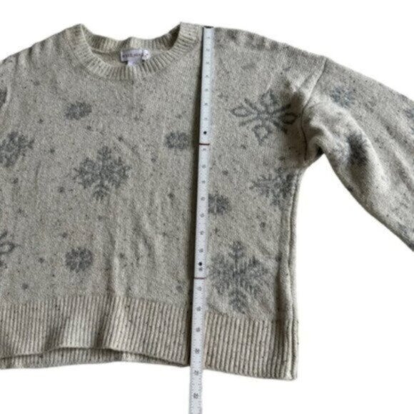 NWT Yet Again | Cream Gray Fleck & Blue Snowflake Sweater Size Medium - Picture 6 of 7